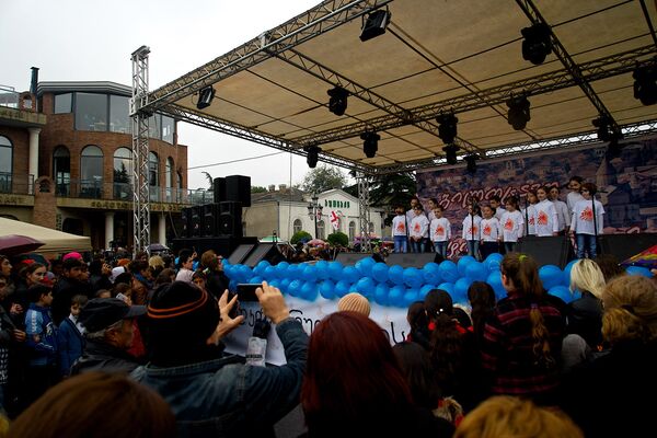 Люди танцевали прямо на улицах — уединённо, массово, всерьёз и в шутку. На сцене, установленной в центре площади, свое творчество показывали вокальные и хореографические ансамбли из Мцхета, Тбилиси и других регионов Грузии - Sputnik Грузия