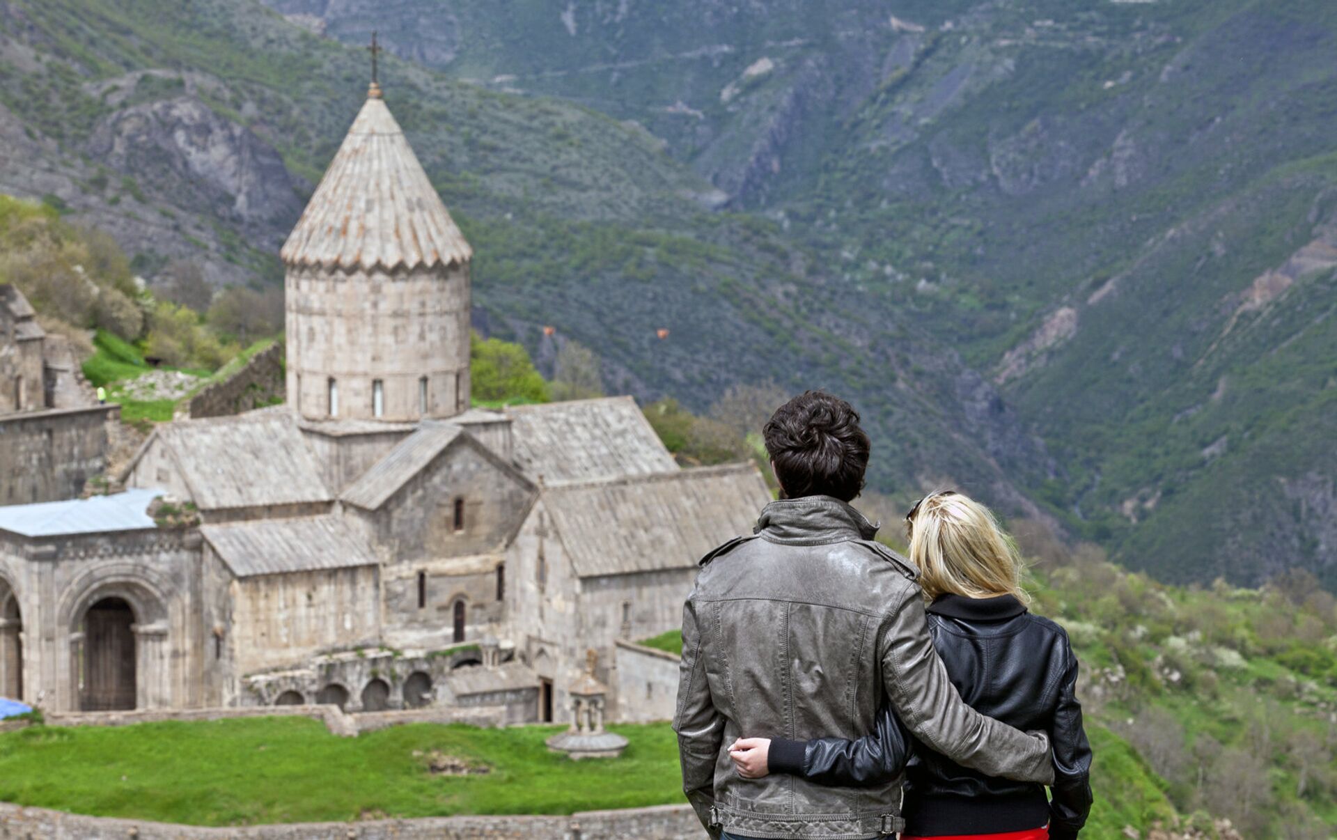 Поехали в ереван. Татев Армения. Татевский монастырь. Экскурсия в Татевский монастырь. Армения туристическая.