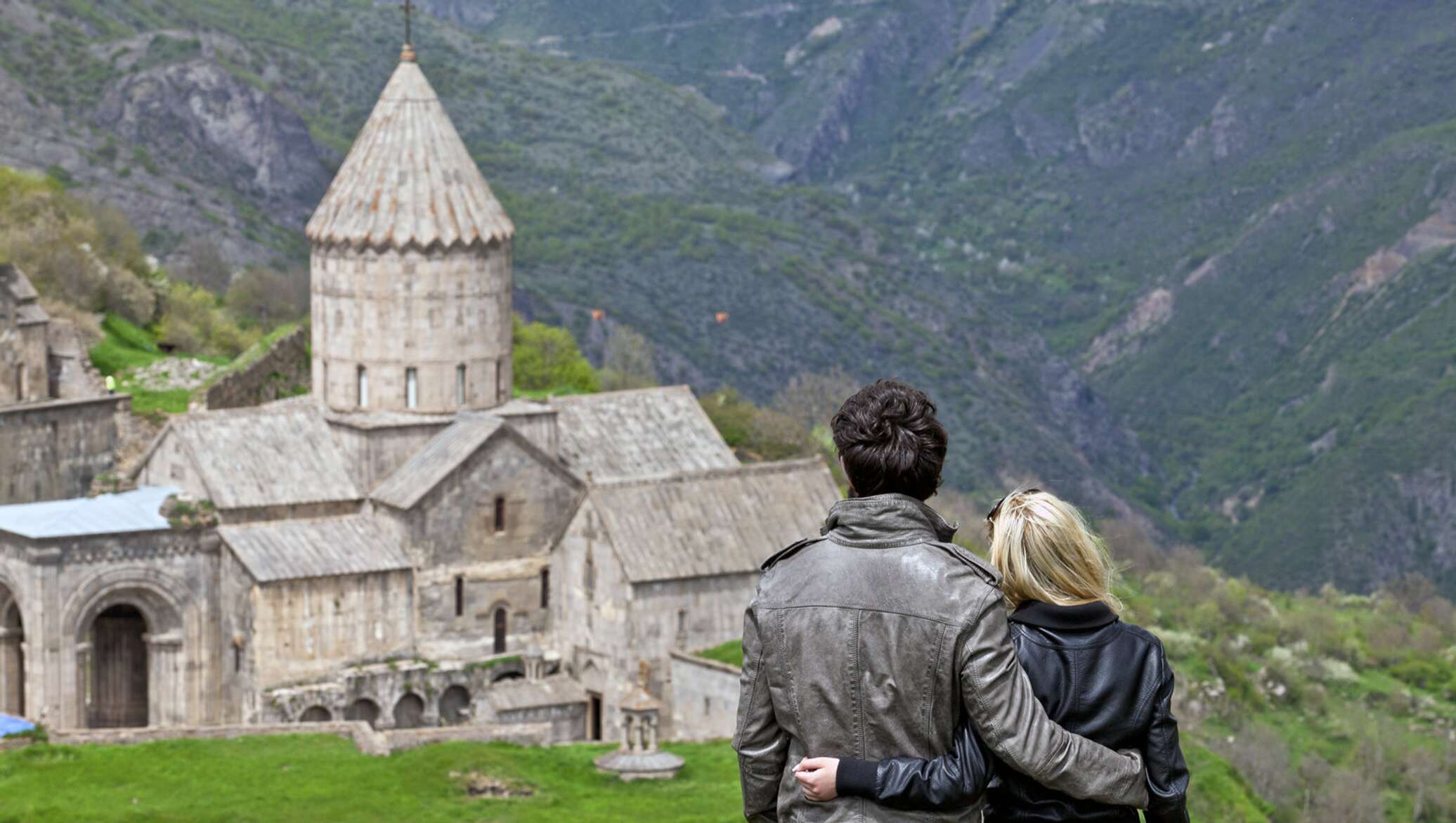 Экскурсии на 9 мая. Татевский монастырь. Туристы в Армении. Армения туризм. Ереван туризм.