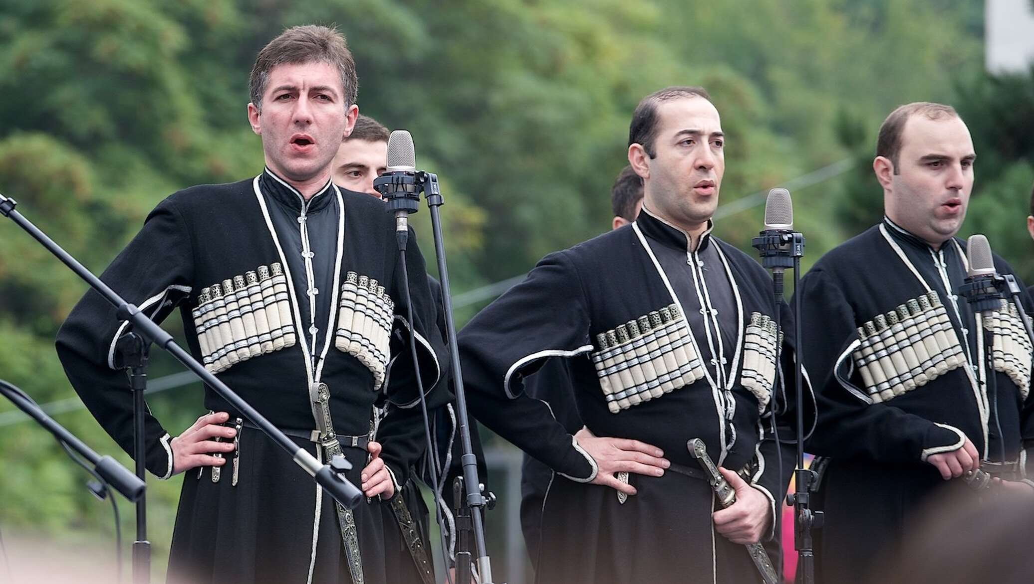 Грузинская песня называется. Грузины поют. Грузинские музыканты. Музыканты грузины. Грузинский мужской ансамбль.
