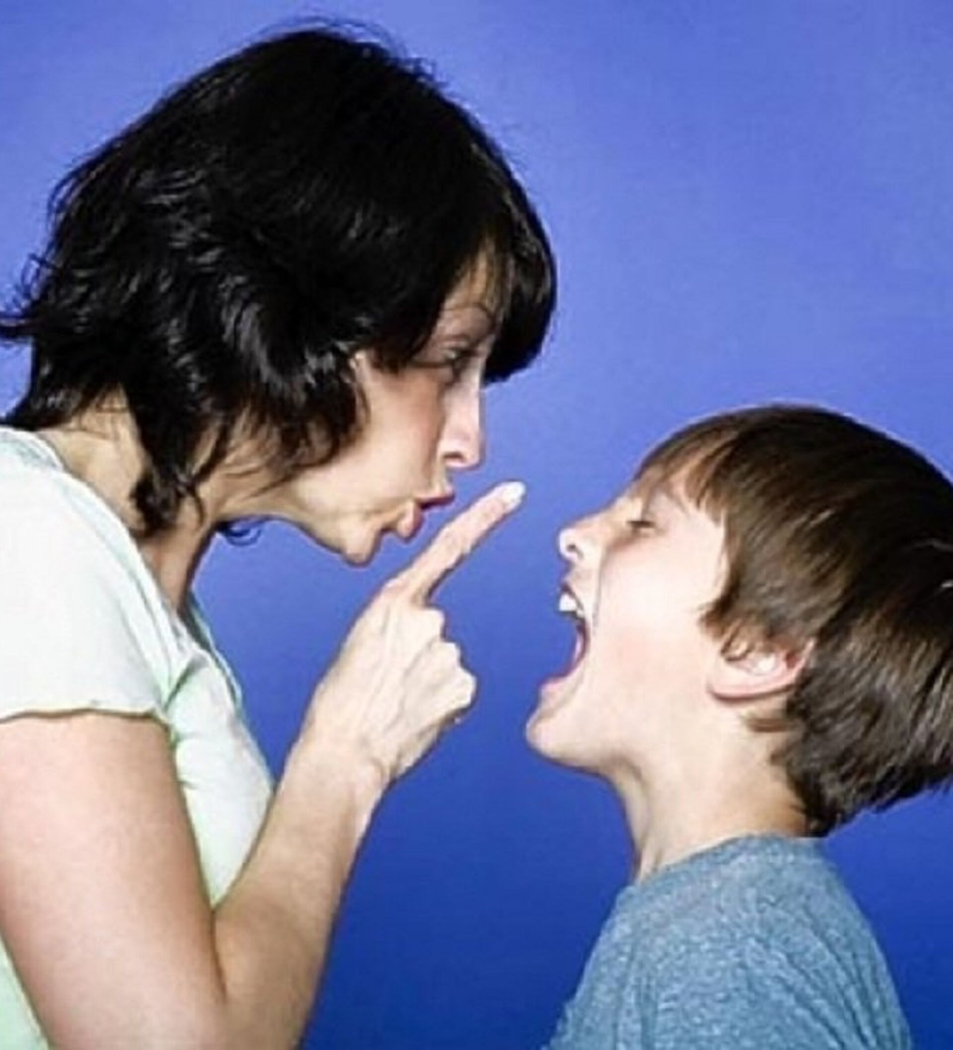 Мальчик объясняет маме. Агрессия подростков. Агрессивный подросток и родители. Конфликт родителей и детей. Ругают подростка.