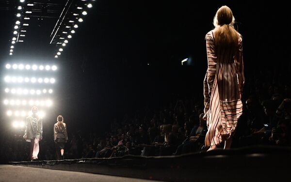 Модель демонстрирует одежду из новой коллекции BEssARION в рамках Mercedes-Benz Fashion Week Russia в ЦВЗ Манеж. - Sputnik Грузия