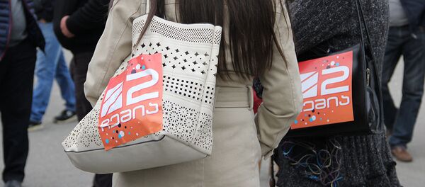 რუსთავი 2-ის მომხრეები ტელეკომპანიასთან შეიკრიბნენ - Sputnik საქართველო