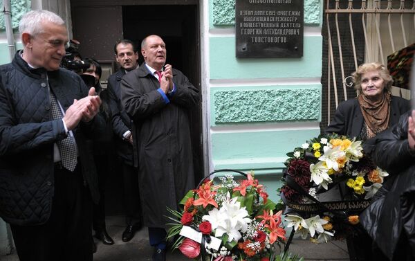 Церемония возложения цветов к Мемориальной доске у дома режиссера на ул. Товстоногова № 9 в Тбилиси - Sputnik Грузия