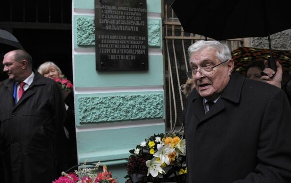Церемония возложения цветов к Мемориальной доске у дома режиссера на ул. Товстоногова № 9 в Тбилиси - Sputnik Грузия