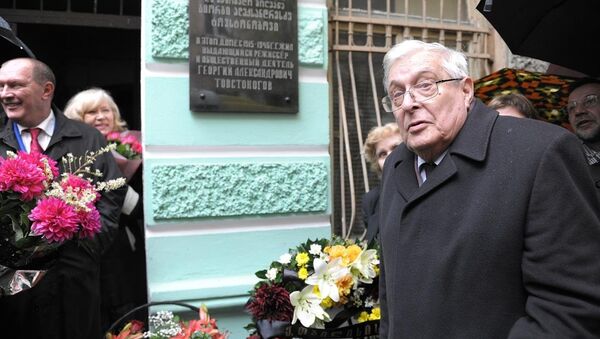 Деятели искусств Грузии и России принесли цветы к дому Товстоногова - Sputnik Грузия