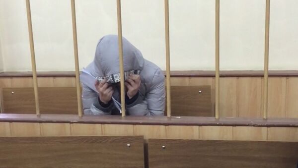 Подозреваемая в связях с ИГ Караулова прятала лицо под капюшоном в суде - Sputnik Грузия