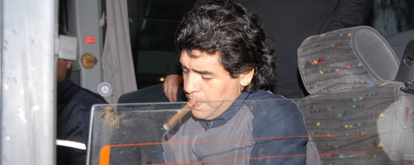 Марадона из окна автобуса раздает автографы Марадона из окна автобуса раздает автографы - Sputnik Грузия