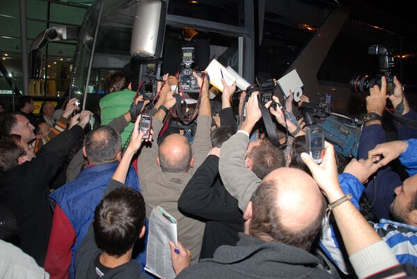 В тбилисском аэропорту «Бога футбола» встретили десятки журналистов. Работали видеокамеры, щелкали фотоаппараты и мобильники, жужжали диктофоны. - Sputnik Грузия