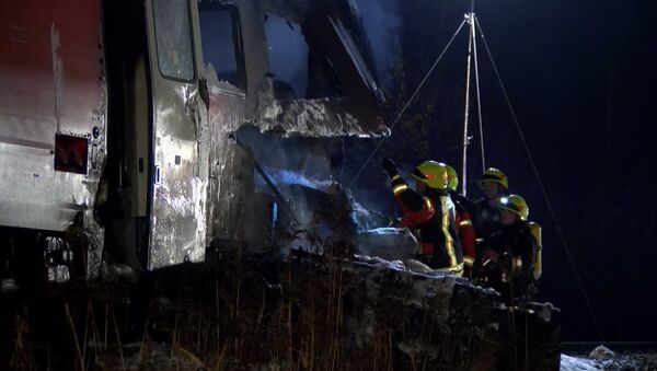 Спасатели с фонарями осматривали столкнувшийся с поездом тягач в Германии - Sputnik Грузия