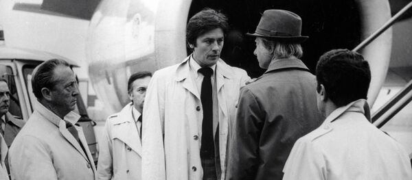Ален Делон (в центре) в роли инспектора Фоша - Sputnik Грузия