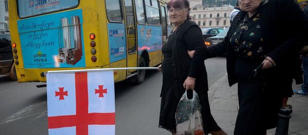 Избиратели перед началом встречи с кандидатом в президенты Грузии от партии Единое Национальное движение Давидом Бакрадзе в сквере Пушкина в Тбилиси. - Sputnik Грузия