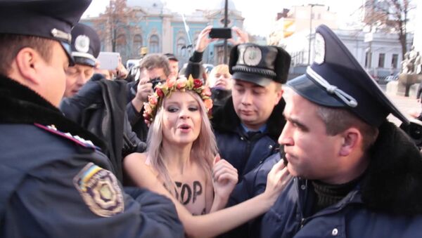 Украинские полицейские усмиряли раздевшихся перед Радой участниц Femen - Sputnik Грузия
