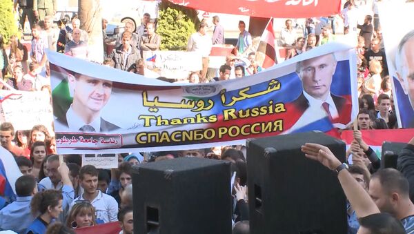 Сирийцы с портретами Путина и Асада танцевали на митинге - Sputnik Грузия