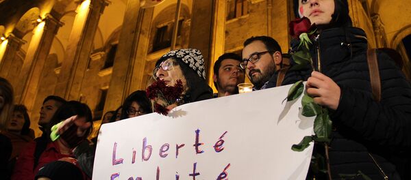 თბილისის ცენტრში საფრანგეთის მხარდასაჭერად ათობით ადამიანი შეიკრიბა თბილისის ცენტრში საფრანგეთის მხარდასაჭერად ათობით ადამიანი შეიკრიბა - Sputnik საქართველო