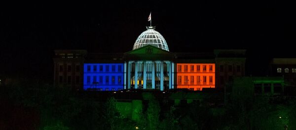 პრეზიდენტის სასახლე საფრანგეთის დროშის ფერებში - Sputnik საქართველო