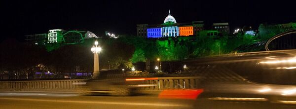 Дворец президента в цветах флага Франции - Sputnik Грузия