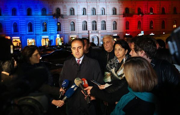 Мэр Тбилиси Давид Нармания на фоне расцвеченного в цвета французского флага здания городского совета - Сакребуло, дает интервью журналистам. - Sputnik Грузия