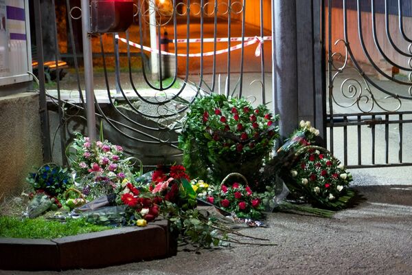Цветы у посольства Франции в Грузии, где чтобы выразить свои соболезнования, побывали политические и общественные деятели Грузии. - Sputnik Грузия