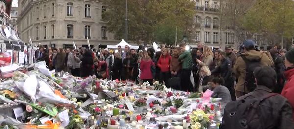 პარიზელებს რესპუბლიკის ქანდაკებასთან ტერაქტის მსხერვპლთა სახსოვრად ყვავილები მიჰქონდათ - Sputnik საქართველო