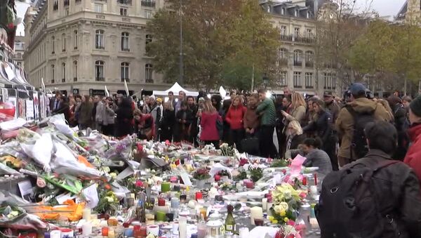 Парижане несли цветы к статуе Республики в память о жертвах терактов - Sputnik Грузия
