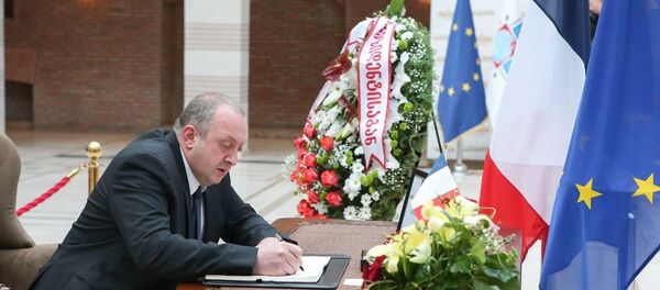 პრეზიდენტმა პარიზში დაღუპულთა სამძიმრის წიგნში ჩანაწერი დატოვა პრეზიდენტმა პარიზში დაღუპულთა სამძიმრის წიგნში ჩანაწერი დატოვა - Sputnik საქართველო
