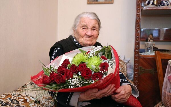 Долгожителей Тбилиси поздравил мэр города - Sputnik Грузия