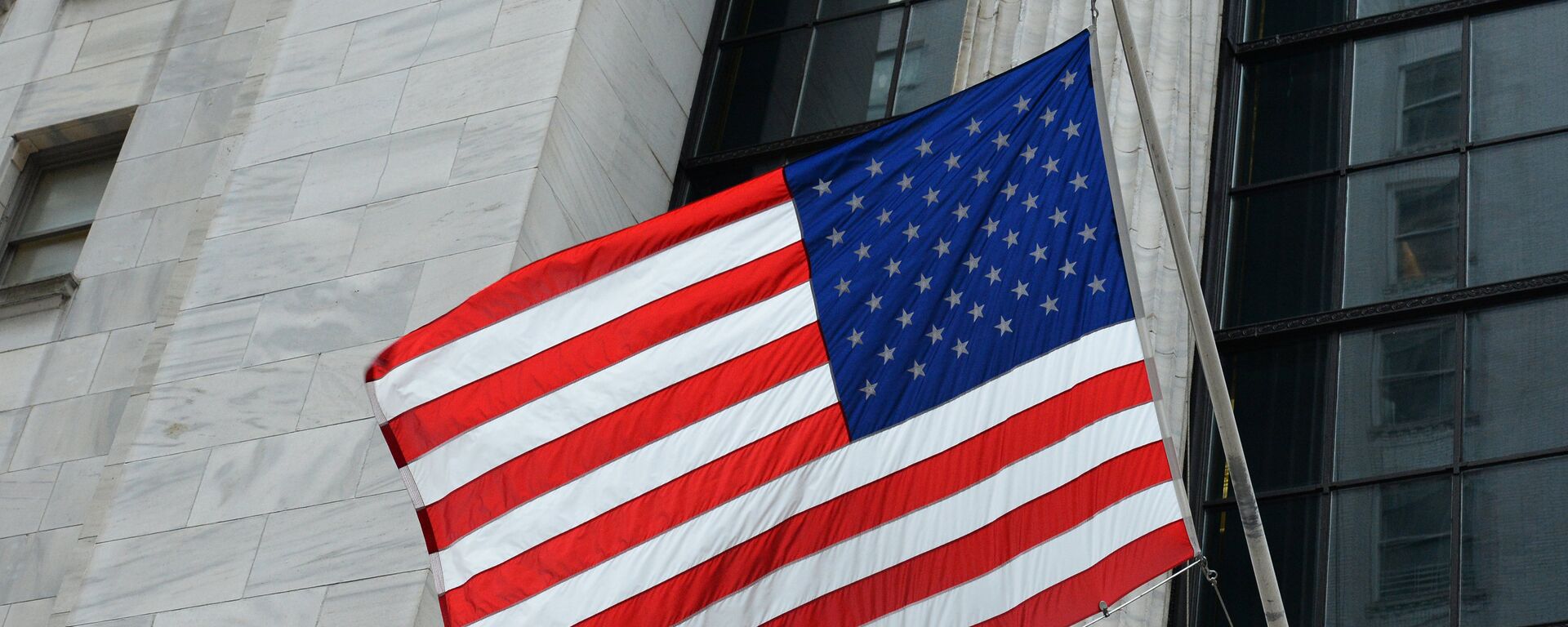 Флаг США на здании Нью-йоркской фондовой биржи на Уолл-стрит. - Sputnik Грузия, 1920, 26.12.2021