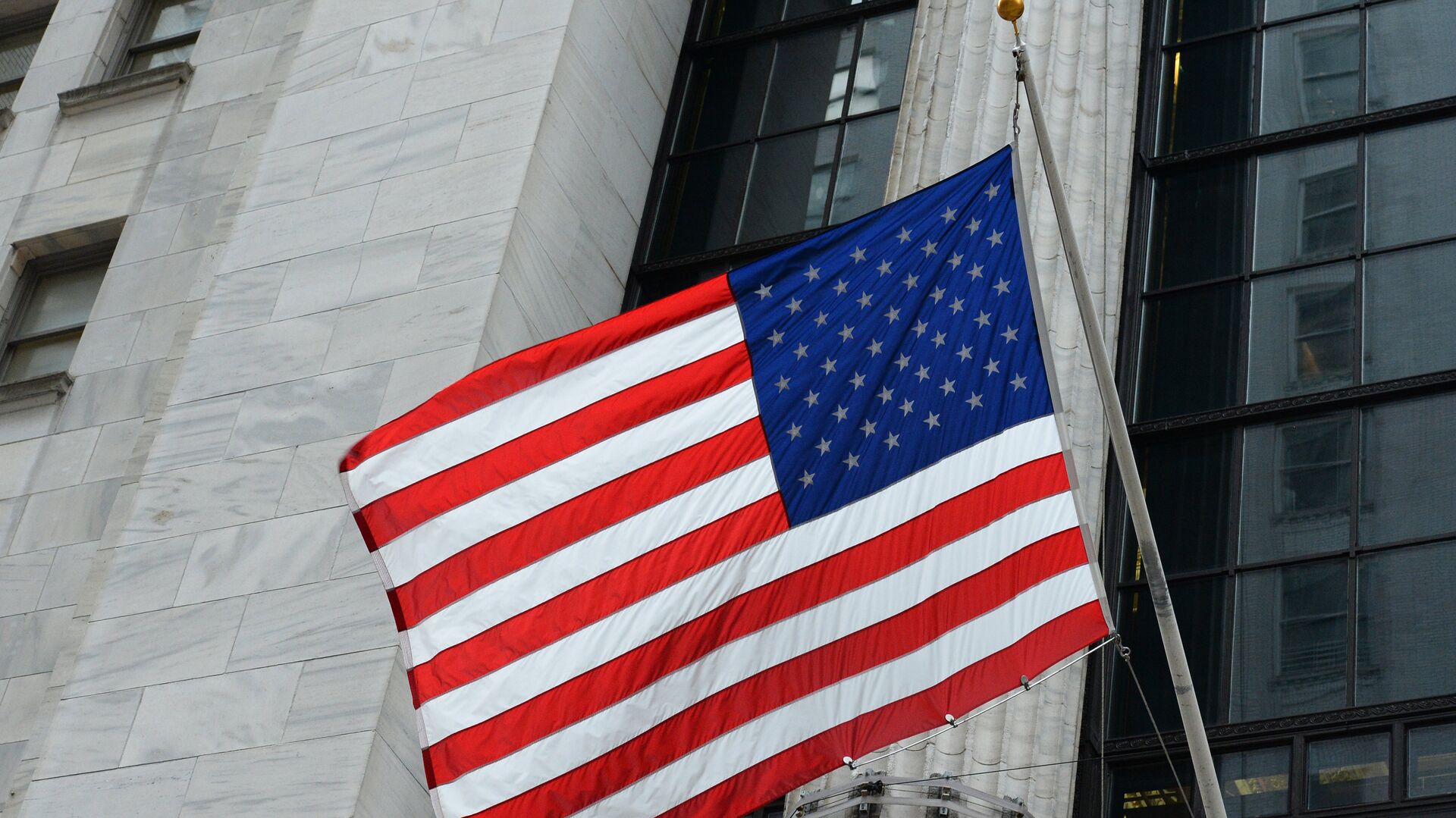 Флаг США на здании Нью-йоркской фондовой биржи на Уолл-стрит. - Sputnik Грузия, 1920, 26.12.2021
