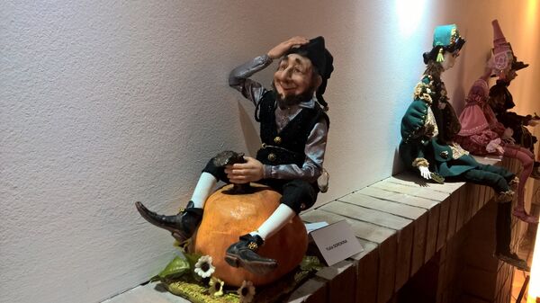 Гном на тыкве, сделанный по иллюстрациям французского живописца Жан-Батиста Монжа - Sputnik Грузия