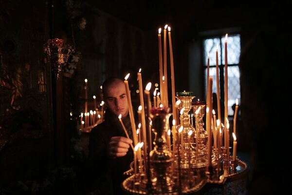 Люди ставят свечи в храме  Св. Георгия Победоносца на Грузинах. - Sputnik Грузия