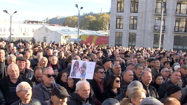 Сотни оппозиционеров протестовали у здания правительства в Тбилиси - Sputnik Грузия