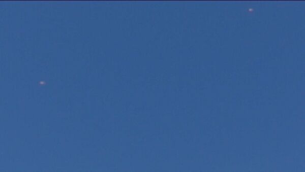 Очевидцы сняли на видео два парашюта в небе после падения Су-24 в Сирии - Sputnik Грузия