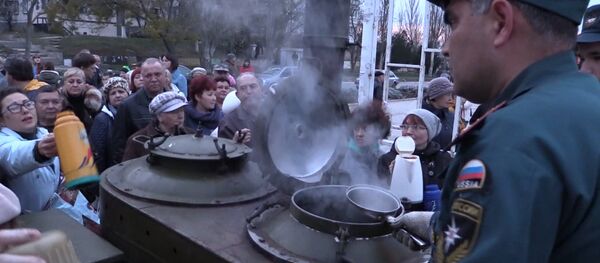 ყირიმელები ჩაბნელებულ ქალაქში თერმოსებით ხელში იდგნენ ადუღებული წყლის რიგში ყირიმელები ჩაბნელებულ ქალაქში თერმოსებით ხელში იდგნენ ადუღებული წყლის რიგში - Sputnik საქართველო