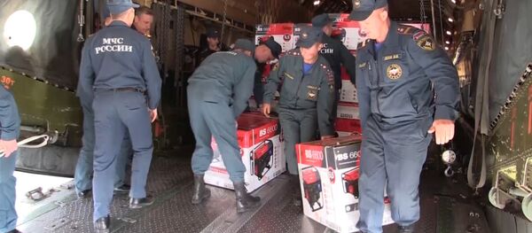 საგანგებო სიტუაციების სამინისტროს თანამშრობლები თვითმფრინავიდან გენერატორებს ზიდავდნენ - Sputnik საქართველო