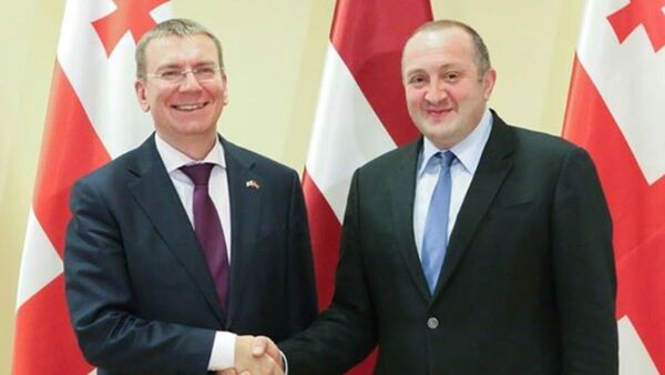 Министр иностранных дел Латвии Эдгарс Ринкевичс и президент Грузии Георгий Маргвелашвили - Sputnik Грузия