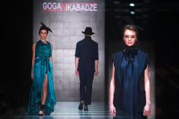 Модели демонстрируют одежду дизайнера Goga Nikabadze Модели демонстрируют одежду дизайнера Goga Nikabadze - Sputnik Грузия