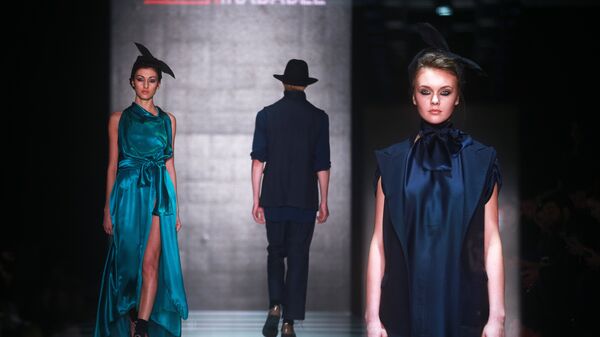 Модели демонстрируют одежду дизайнера Goga Nikabadze (Грузия) - Sputnik Грузия