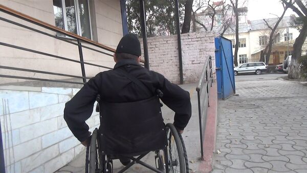Каково быть инвалидом в Бишкеке или прогулка по городу на коляске - Sputnik Грузия