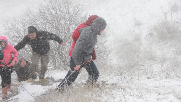 Группа слепых в снег и ветер взошла на вершину горы на востоке Грузии - Sputnik Грузия