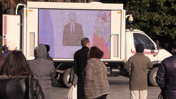 Жители обесточенного Крыма смотрели послание Путина на площадях города - Sputnik Грузия