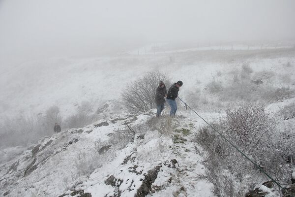 По прибытии из Тбилиси к месту восхождения, участников акции встретила ненастная погода - снег и ветер. - Sputnik Грузия
