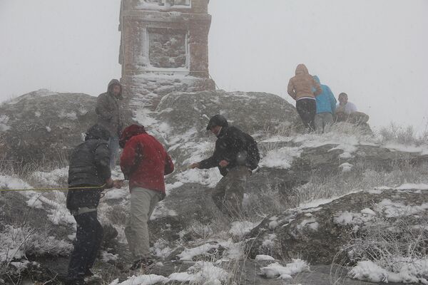 Незрячим помогали профессиональные альпинисты. Как заявили организаторы акции, участникам восхождения была гарантирована полная безопасность. - Sputnik Грузия