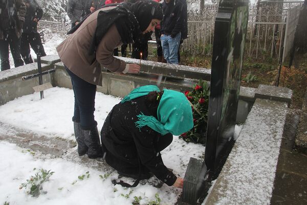 Также участники поездки посетили расположенное в Дедоплисцкаро кладбище, где похоронены грузинские военные, погибшие в августе 2008 года. Там они зажигали свечи и молились за погибших. - Sputnik Грузия