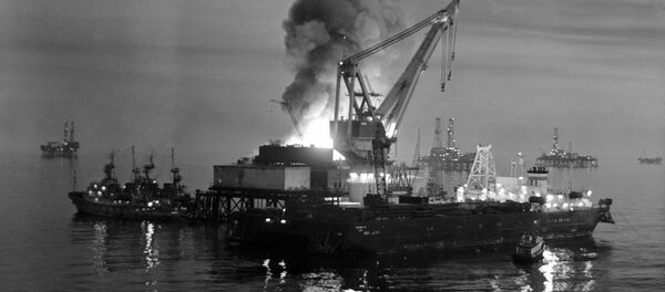 Пожар на добывающей платформе в Баку - Sputnik Грузия