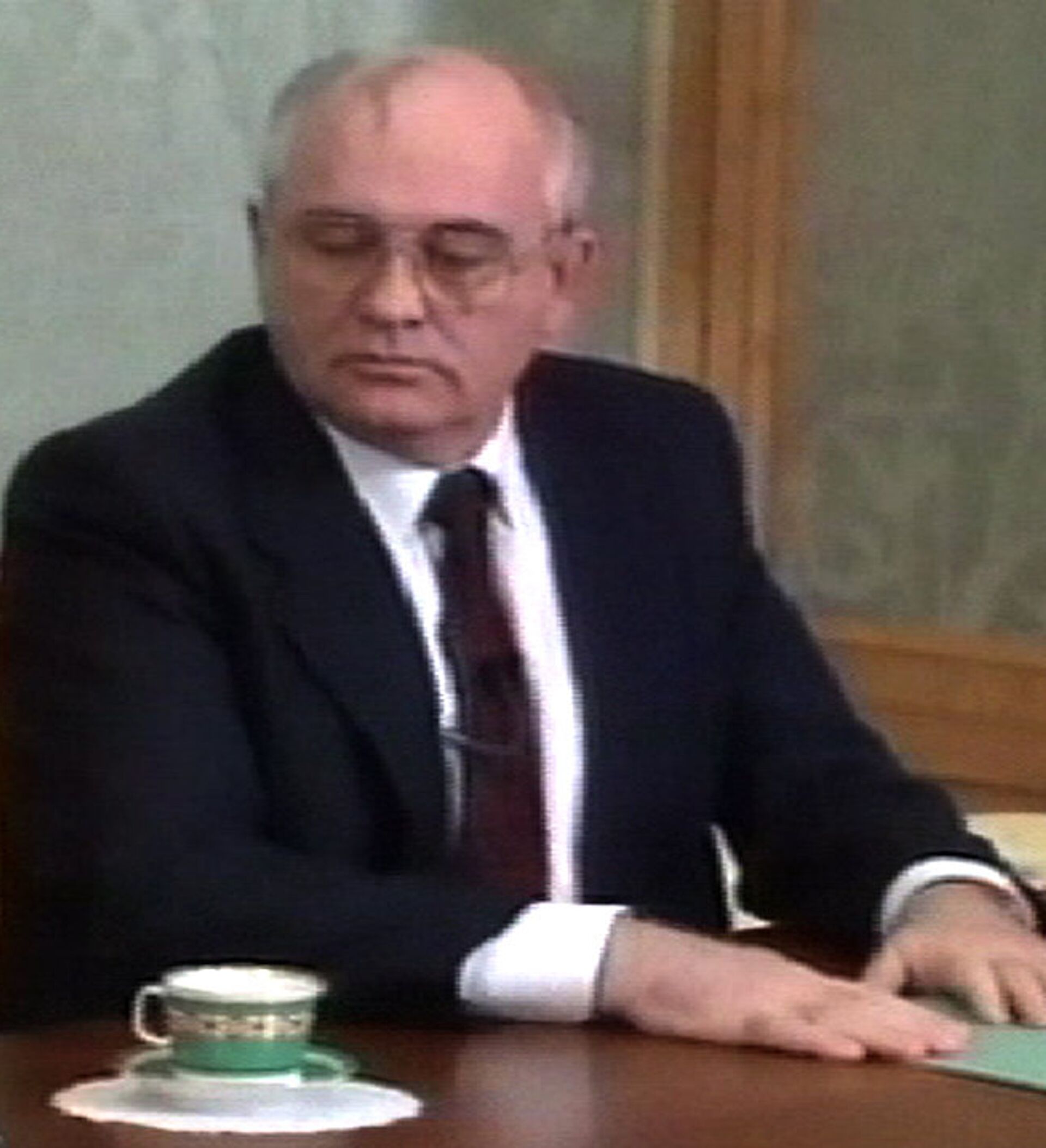1991 горбачев сложил полномочия. Горбачев 1991. Причины отставки горбачева кратко. Мягков портрет горбачева. Горбачев 1991.