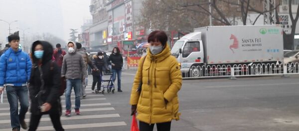 Китайцы в масках шли по задымленным из-за смога улицам Пекина Китайцы в масках шли по задымленным из-за смога улицам Пекина - Sputnik Грузия