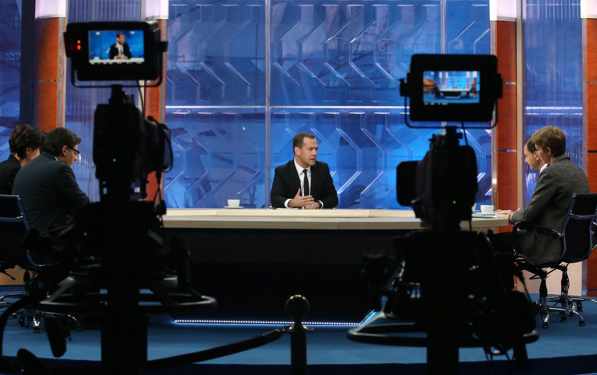 Интервью российским сми дмитрия медведева. Медведев телерепортёр. Медведев интервью ТАСС.