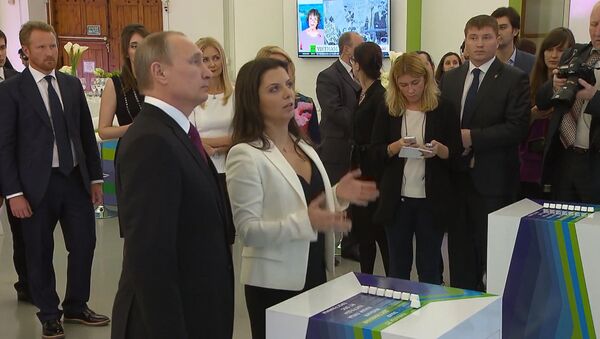 Выставка в честь юбилея RT: визит Путина и видеообращение Ларри Кинга - Sputnik Грузия