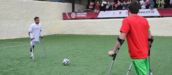 უფეხო ინვალიდები მაყურებელთა აპლოდისმენტების ფონზე თამაშობდნენ ფეხბურთს უფეხო ინვალიდები მაყურებელთა აპლოდისმენტების ფონზე თამაშობდნენ ფეხბურთს - Sputnik საქართველო